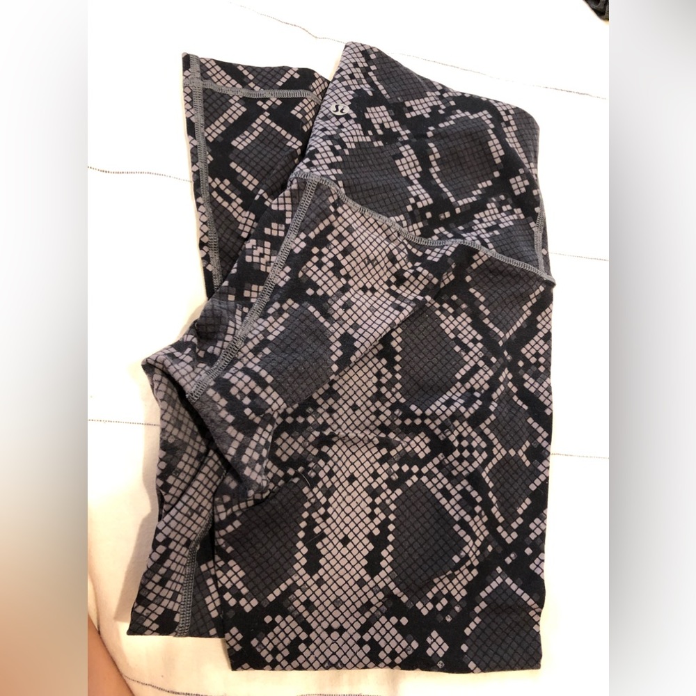 Lululemon size 6 crop leggings